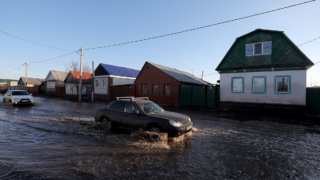 В поселке Тукай в Орске объявили эвакуацию из-за перелива воды через дамбу на границе с Казахстаном