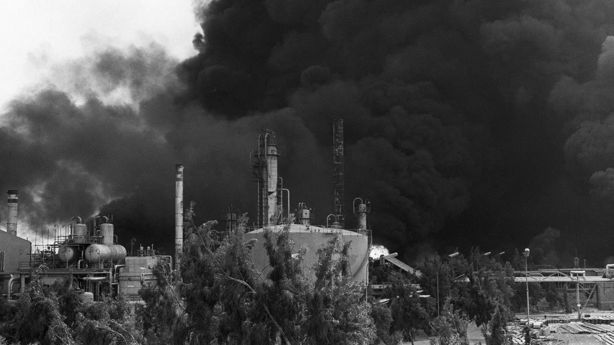 Пожар на нефтеперерабатывающем заводе в Сирии после бомбардировки израильской авиацией, 11 октября 1973 года