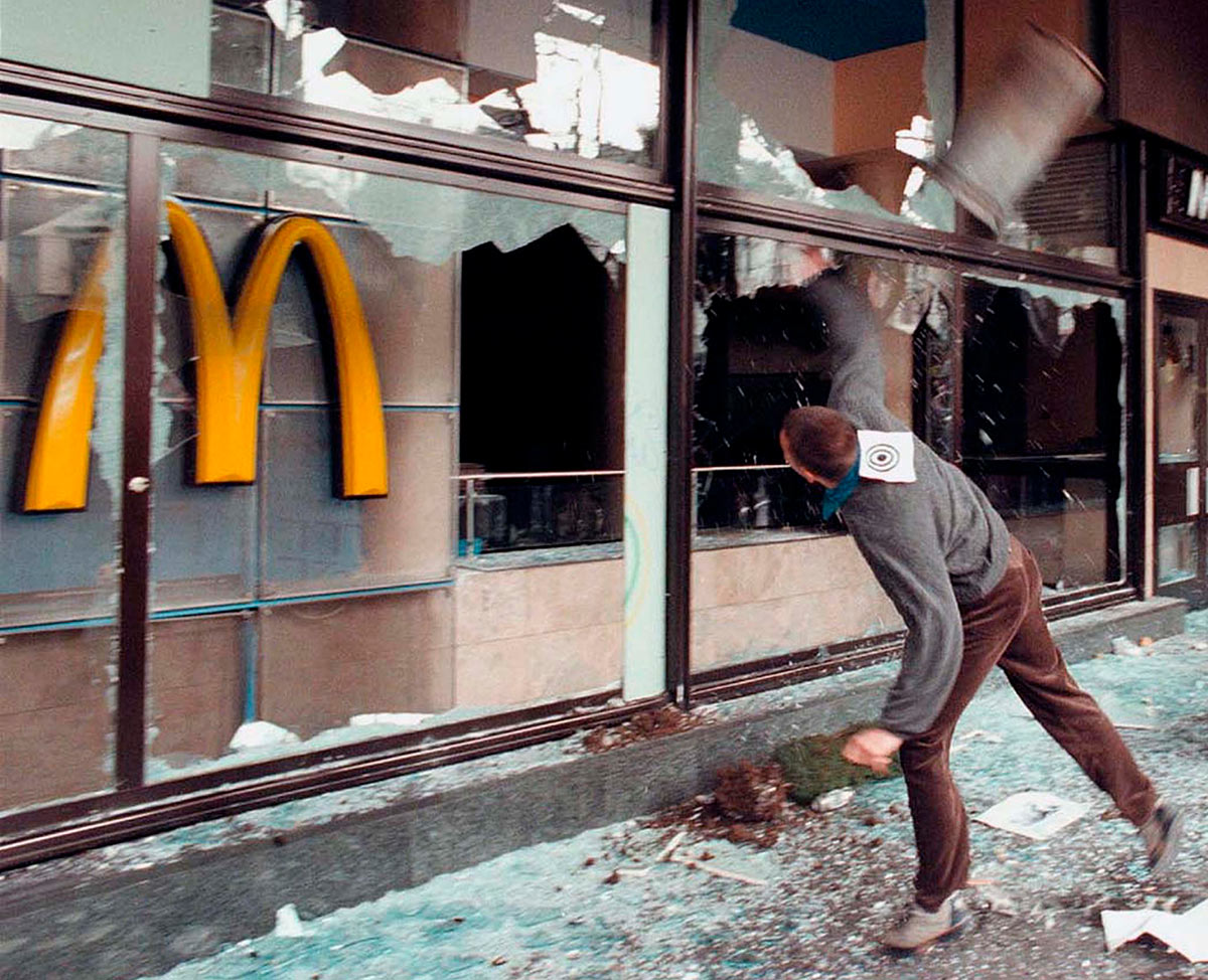 Мужчина разбивает окна в ресторане "Макдоналдс" в Белграде