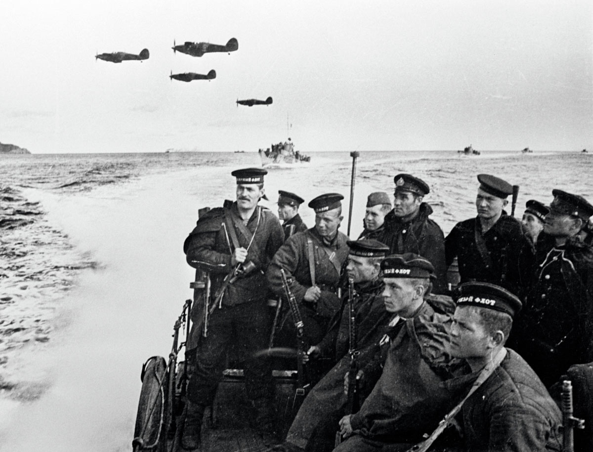 Северный флот. Советские самолеты прикрывают отряд десантных катеров