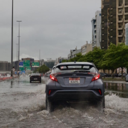 На ОАЭ обрушились ливни, в Дубае затопило метро и ряд дорог