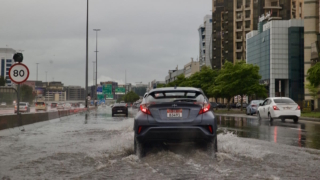 На ОАЭ обрушились ливни, в Дубае затопило метро и ряд дорог