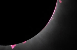 Астрономы заметили огромные розовые языки пламени во время полного солнечного затмения