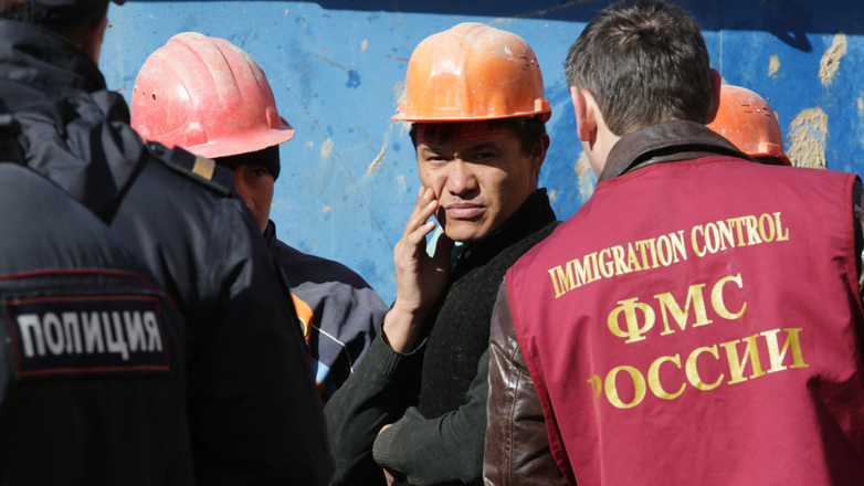 Совместный рейд сотрудников ФМС и полиции по выявлению нелегальных мигрантов в Москве
