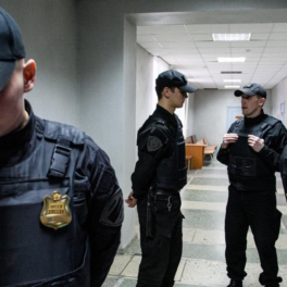 В России предложили разрешить судебным приставам применять оружие и физическую силу