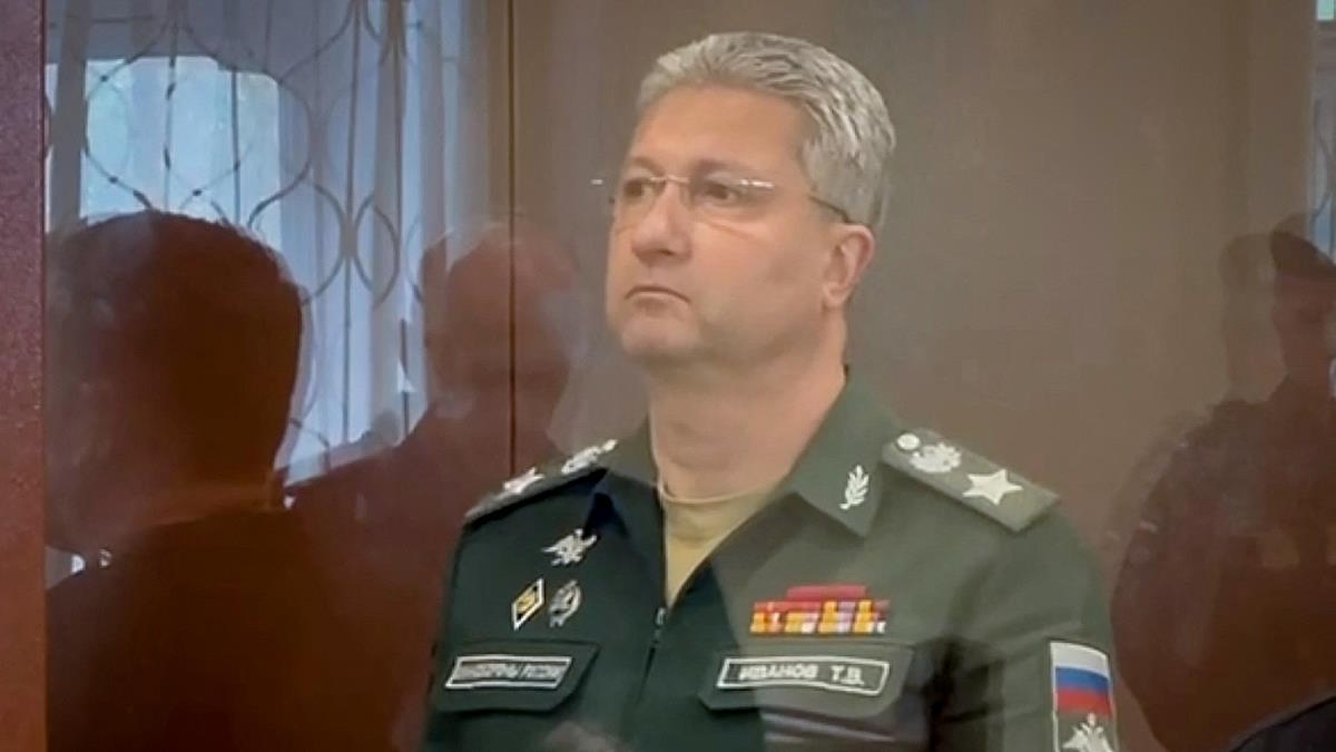 Адвокат подтвердил увольнение Иванова с должности замминистра обороны