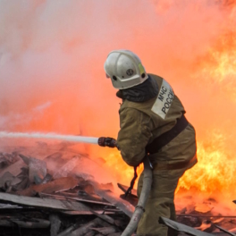 Нефтяной резервуар в Азове тушат 70 пожарных и пожарный поезд