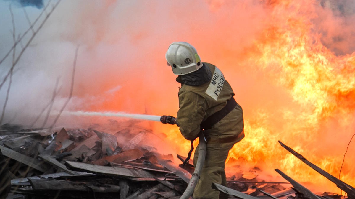 Нефтяной резервуар в Азове тушат 70 пожарных и пожарный поезд
