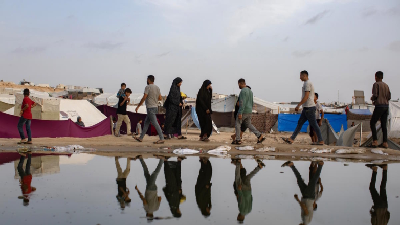 Временный лагерь для внутренне перемещенных палестинцев в Рафахе на юге сектора Газа