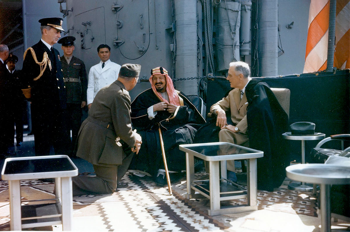 Президент США Франклин Рузвельт и король Саудовской Аравии Ибн Сауд на борту военного корабля США "Куинси"