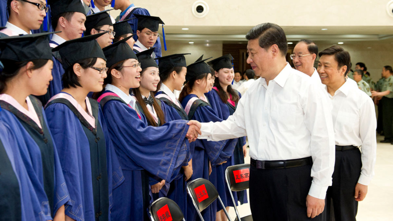 Председатель КНР Си Цзиньпин со студентами