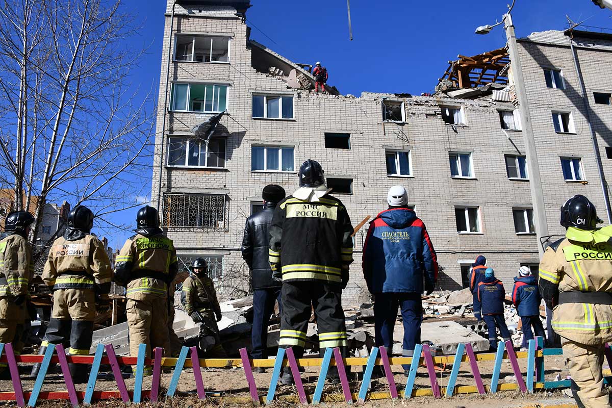 Разбор завалов на месте взрыва бытового газа в жилом доме.