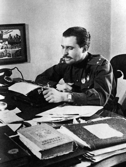 Константин Симонов в своём кабинете во время войны.