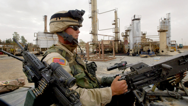 Солдат США перед НПЗ в Ираке