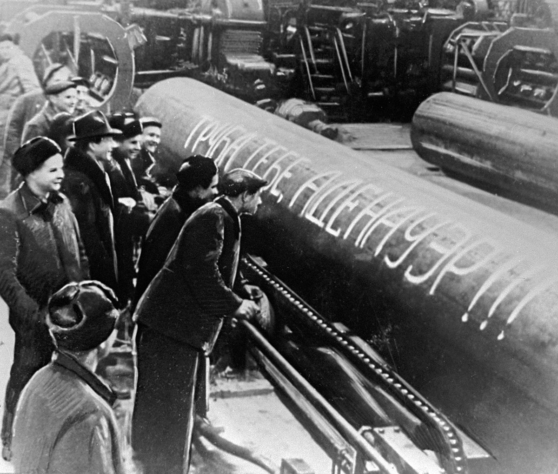 Труба Челябинского трубопрокатного завода с надписью: "Труба тебе, Аденауэр!"