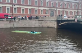 Опубликованы кадры из салона утонувшего в Петербурге автобуса за секунды до падения