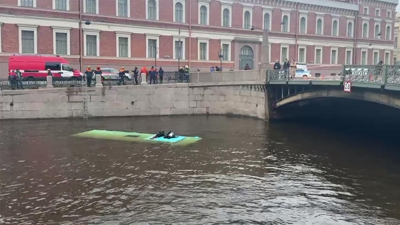 Опубликованы кадры из салона утонувшего в Петербурге автобуса за секунды до падения