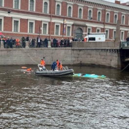 РИА Новости: при падении автобуса с моста в Петербурге погибли четыре человека