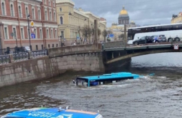 Один человек погиб из-за падения автобуса в реку в центре Санкт-Петербурга