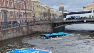 Один человек погиб из-за падения автобуса в реку в центре Санкт-Петербурга