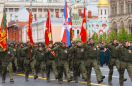 Участники спецоперации прошли по Красной площади во время парада Победы