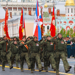 Участники спецоперации прошли по Красной площади во время парада Победы
