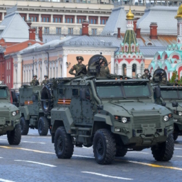 Новейшие бронеавтомобили "Феникс" и "Линза" впервые показали на параде Победы в Москве