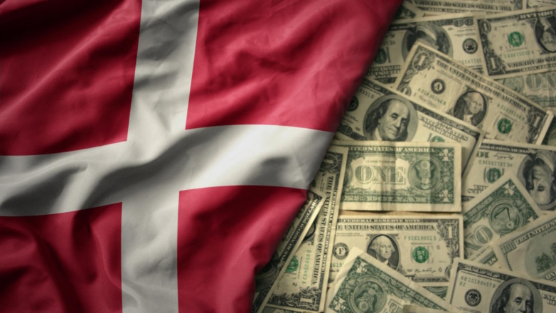 Флаг Дании и доллары