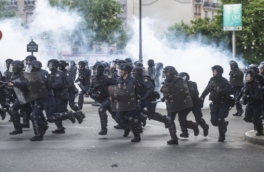 В Париже полиция применила слезоточивый газ против протестующих студентов