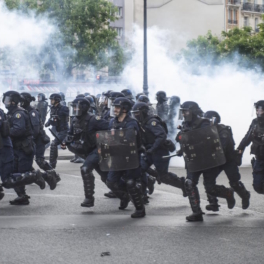 В Париже полиция применила слезоточивый газ против протестующих студентов