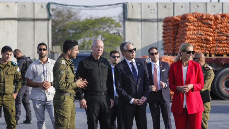 Министр обороны Израиля Йоав Галант и госсекретарь США Энтони Блинкен (в центре) на контрольно-пропускном пункте 