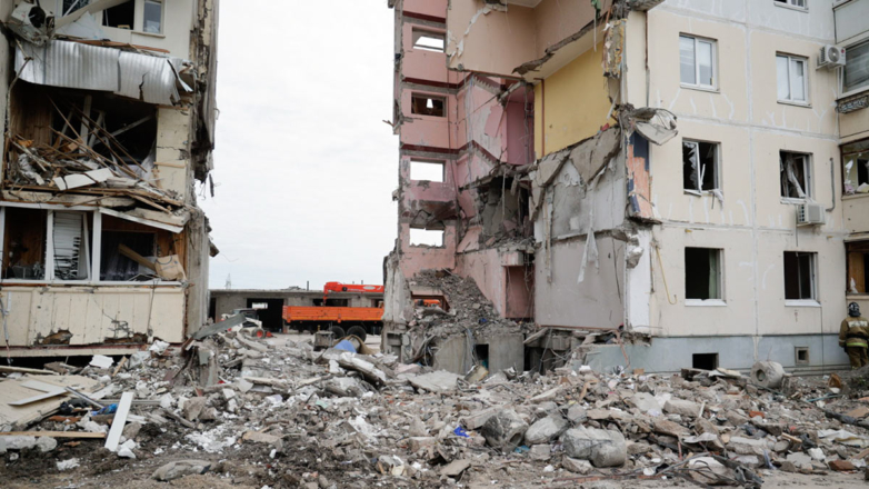 Место обрушения подъезда десятиэтажного жилого дома в результате ракетного обстрела со стороны ВСУ