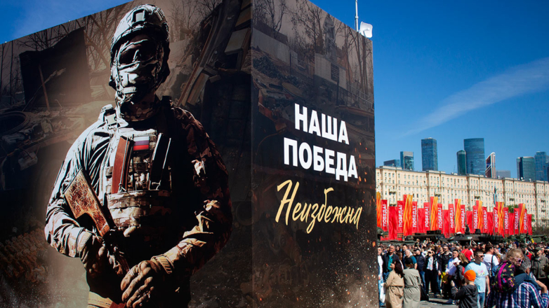 Плакат с изображением российского военнослужащего