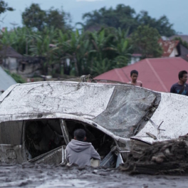 Поток холодной лавы и наводнения привели к гибели десятков людей в Индонезии