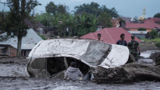 Поток холодной лавы и наводнения привели к гибели десятков людей в Индонезии
