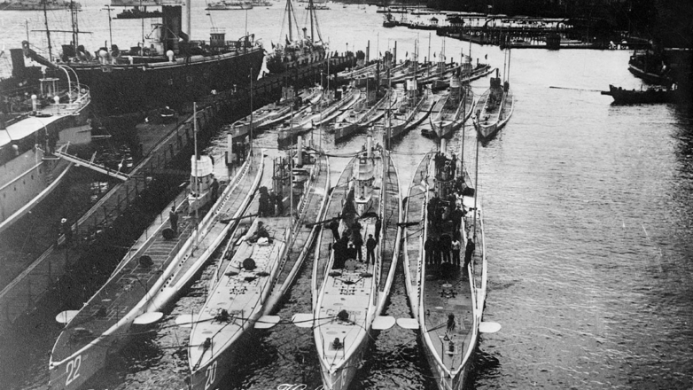 Немецкие подлодки в Киле. Крайняя справа - U-21