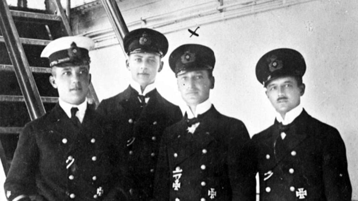 Отто Херзинг (второй справа) и его офицеры