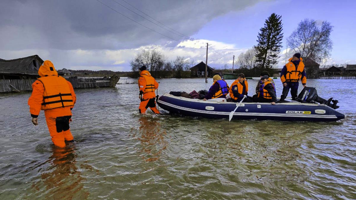 В ХМАО подтопило свыше 720 участков и шести домов из-за паводка