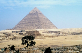 На кладбище в Гизе недалеко от египетских пирамид обнаружена большая аномалия