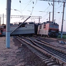 В Ростовской области сошли с рельсов секции электровоза грузового поезда