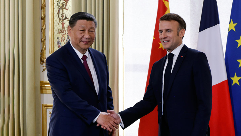 Президент Франции Эмманюэль Макрон и председатель КНР Си Цзиньпин (справа налево)