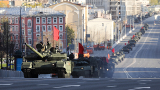 Военная техника прибывает на парад Победы в Москве