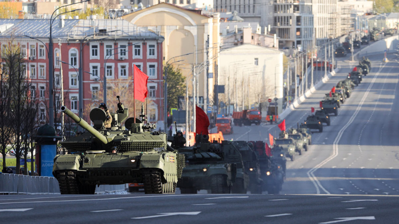 Прохождение колонны военной техники перед ночной репетицией парада Победы в Москве