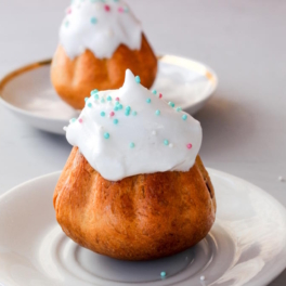 Праздничная кухня: мини-кексы "Ромовая баба" вместо кулича на Пасху – простой рецепт для приготовления дома