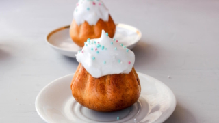 Праздничная кухня: мини-кексы "Ромовая баба" вместо кулича на Пасху – простой рецепт для приготовления дома