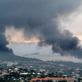 Франция отправит в Новую Каледонию бронетехнику и вертолеты