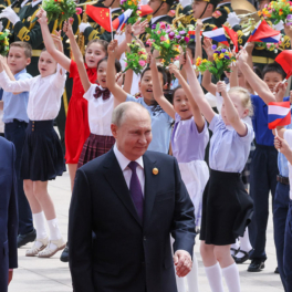 Какое символическое значение имело посещение Путиным Харбина