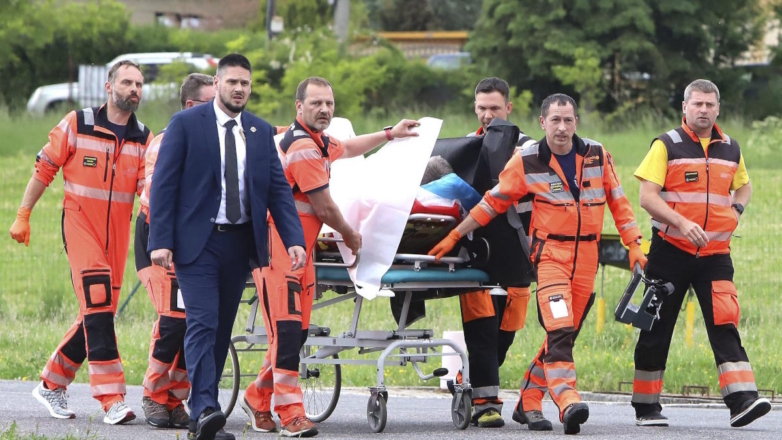 Транспортировка раненого премьер-министра Словакии Роберта Фицо в больницу