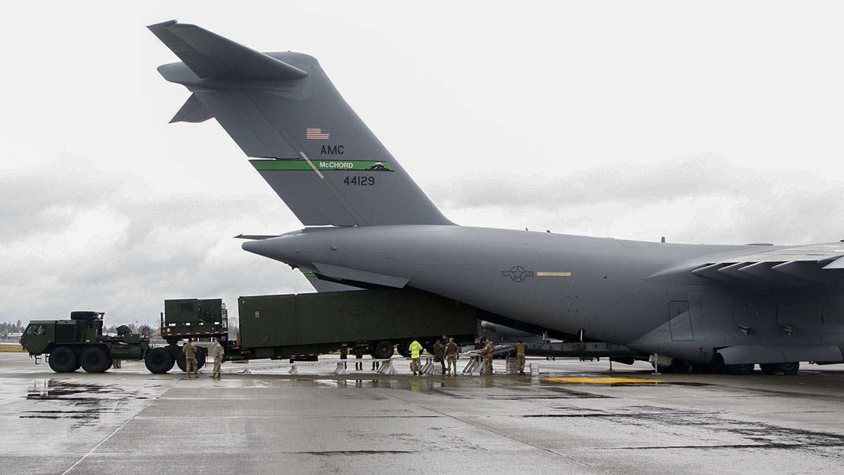 Пусковая установка средней дальности (MRC) загружается в самолет C-17 Globemaster III ВВС США