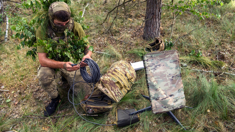 Украинский военнослужащий использует систему Starlink
